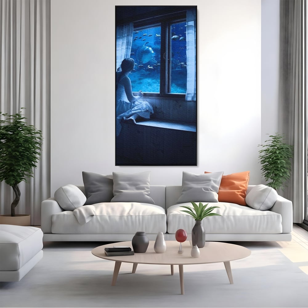 Tablou canvas cu tablou canvas cu fata privind in acvariu, in rama de aluminiu negru, pe perete intr-un living